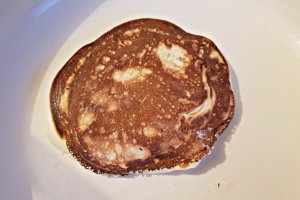 Desert clatite pufoase cu afine si lamaie