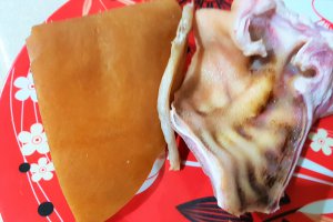 Supa cu varza de Bruxelles, sorici si ureche de porc