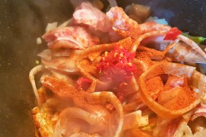 Supa cu varza de Bruxelles, sorici si ureche de porc