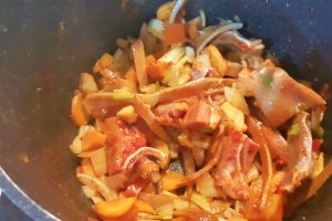 Supa cu varza de Bruxelles, sorici si ureche de porc
