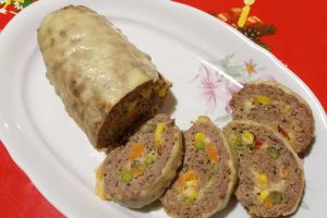 Rulada din carne tocata cu legume si cascaval