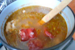 Ciorba cu os de porc si raci umpluti