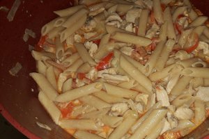 Penne cu pui si legume