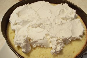 Desert tort cu arome de menta si lamaie, decorat cu fructe de padure - Reteta cu nr. 900