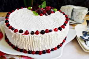 Desert tort cu arome de menta si lamaie, decorat cu fructe de padure - Reteta cu nr. 900