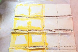 Desert pachetele cu mere, scortisoara si fructe confiate