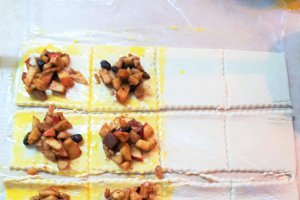 Desert pachetele cu mere, scortisoara si fructe confiate