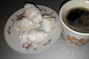 Desert cornulete fragede cu smantana si untura