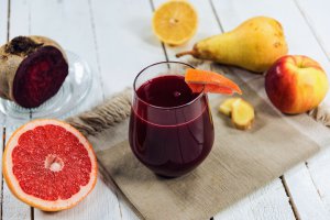 Suc rosu cu vitamina C pentru sezonul rece, la Kuvings