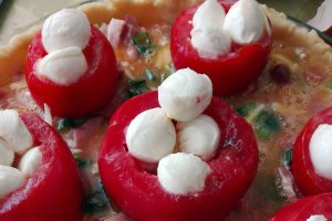 Aperitiv tarta cu rosii si mozzarella