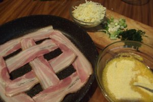 Aperitiv omleta cu malai, bacon si ceapa verde