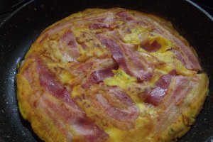 Aperitiv omleta cu malai, bacon si ceapa verde