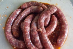Carnati de porc la gratar, cu piure de cartofi si muraturi