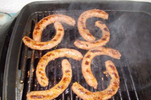 Carnati de porc la gratar, cu piure de cartofi si muraturi