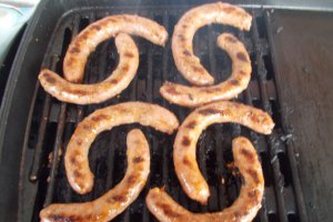 Carnati de porc la gratar, cu piure de cartofi si muraturi
