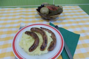 Carnati de porc la gratar, cu piure de cartofi si muraturi