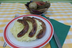 Carnati de porc la gratar, cu piure de cartofi si muraturi