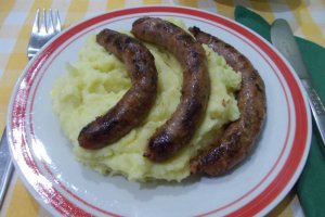 Carnati de porc la gratar, cu piure de cartofi si muraturi