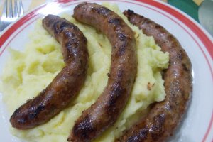 Carnati de porc la gratar, cu piure de cartofi si muraturi