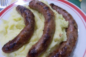 Carnati de porc la gratar, cu piure de cartofi si muraturi