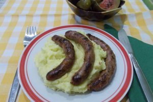Carnati de porc la gratar, cu piure de cartofi si muraturi