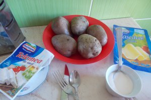 Cartofi umpluti cu telemea, la cuptor