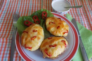 Cartofi umpluti cu telemea, la cuptor