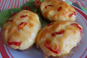 Cartofi umpluti cu telemea, la cuptor