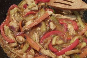 Piept de pui cu legume caramelizate, in sos de soia