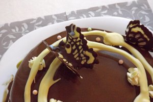 Desert tort de ciocolata si cafea cu glazura oglinda