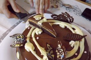Desert tort de ciocolata si cafea cu glazura oglinda