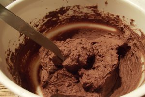 Desert negresa din albusuri cu ciocolata si krantz