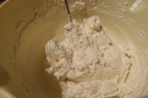 Desert negresa din albusuri cu ciocolata si krantz