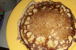 Pancake cu unt, miere si banane