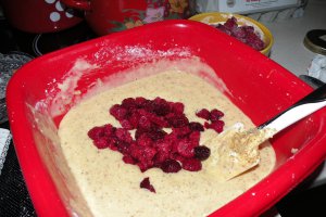 Desert prajitura cu fructe,blat de nuca si budinca de ciocolata