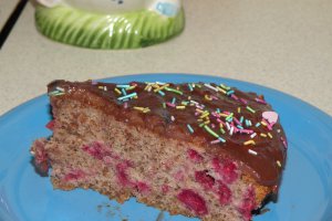 Desert prajitura cu fructe,blat de nuca si budinca de ciocolata