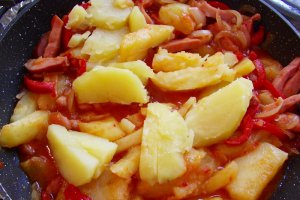 Cartofi taranesti cu gogosari in sos de rosii