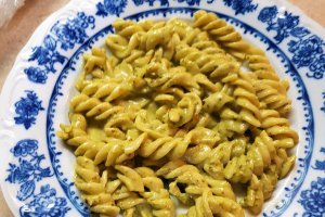 Fusilli cu pui si pesto