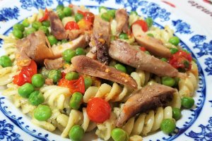 Fusilli cu pui si pesto