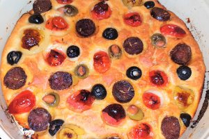 Focaccia cu carnat si rozmarin
