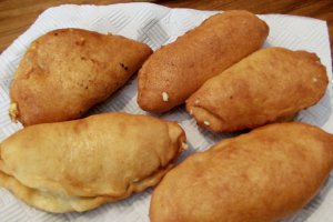 Aperitiv langosi cu branza sarata