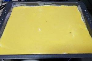 Desert prajitura turnata cu branza si stafide