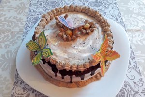 Desert tort cu alune de padure si fluturi