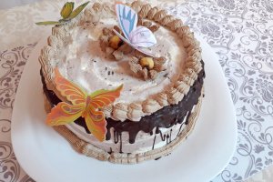 Desert tort cu alune de padure si fluturi