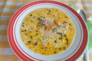 Ciorba de fasole verde, cu smantana si afumatura