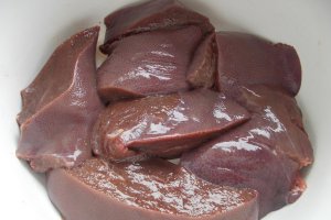Ficat de porc in sos de vin, cu legume natur