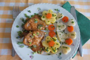 Ficat de porc in sos de vin, cu legume natur