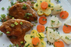 Ficat de porc in sos de vin, cu legume natur