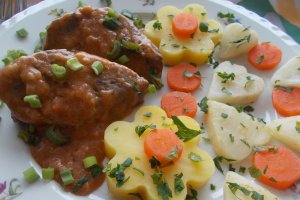 Ficat de porc in sos de vin, cu legume natur