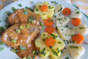 Ficat de porc in sos de vin, cu legume natur